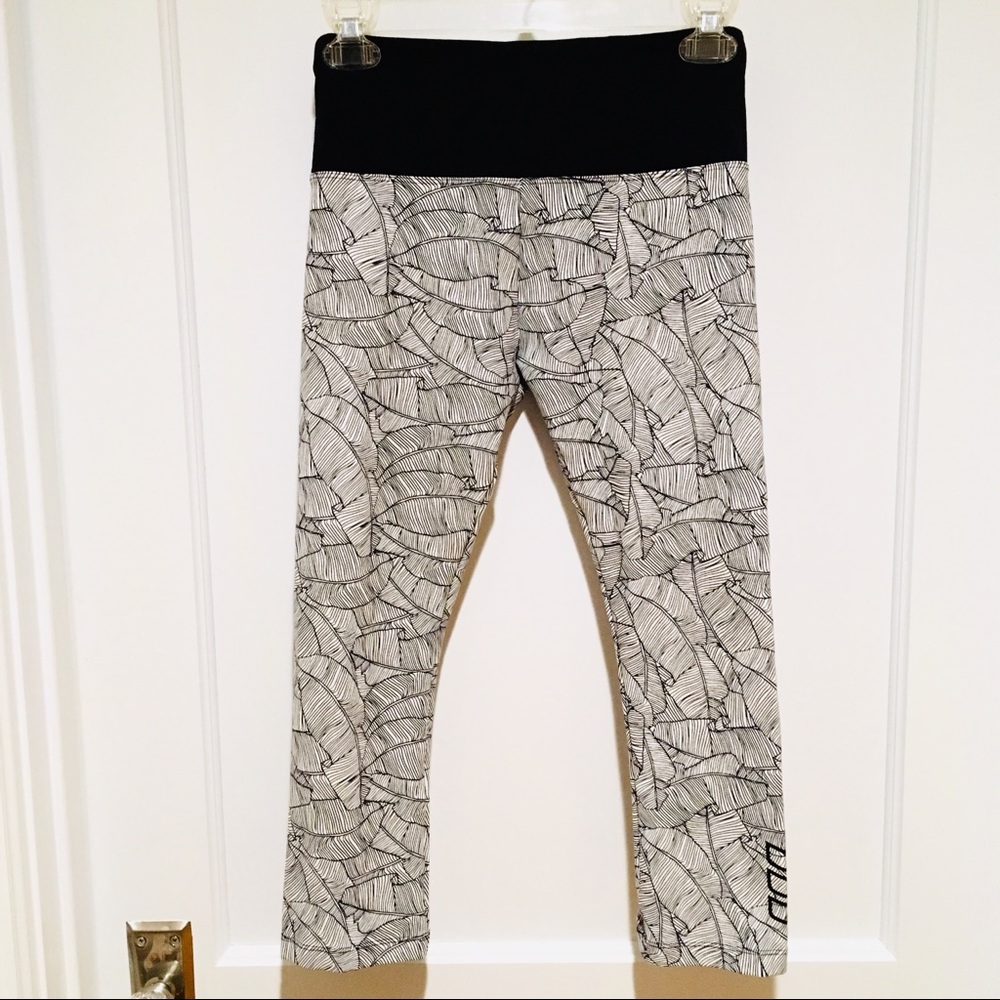 ⭐️ Lorna Jane Black Island Active Core Capri Leggings - Picture 2 of 6